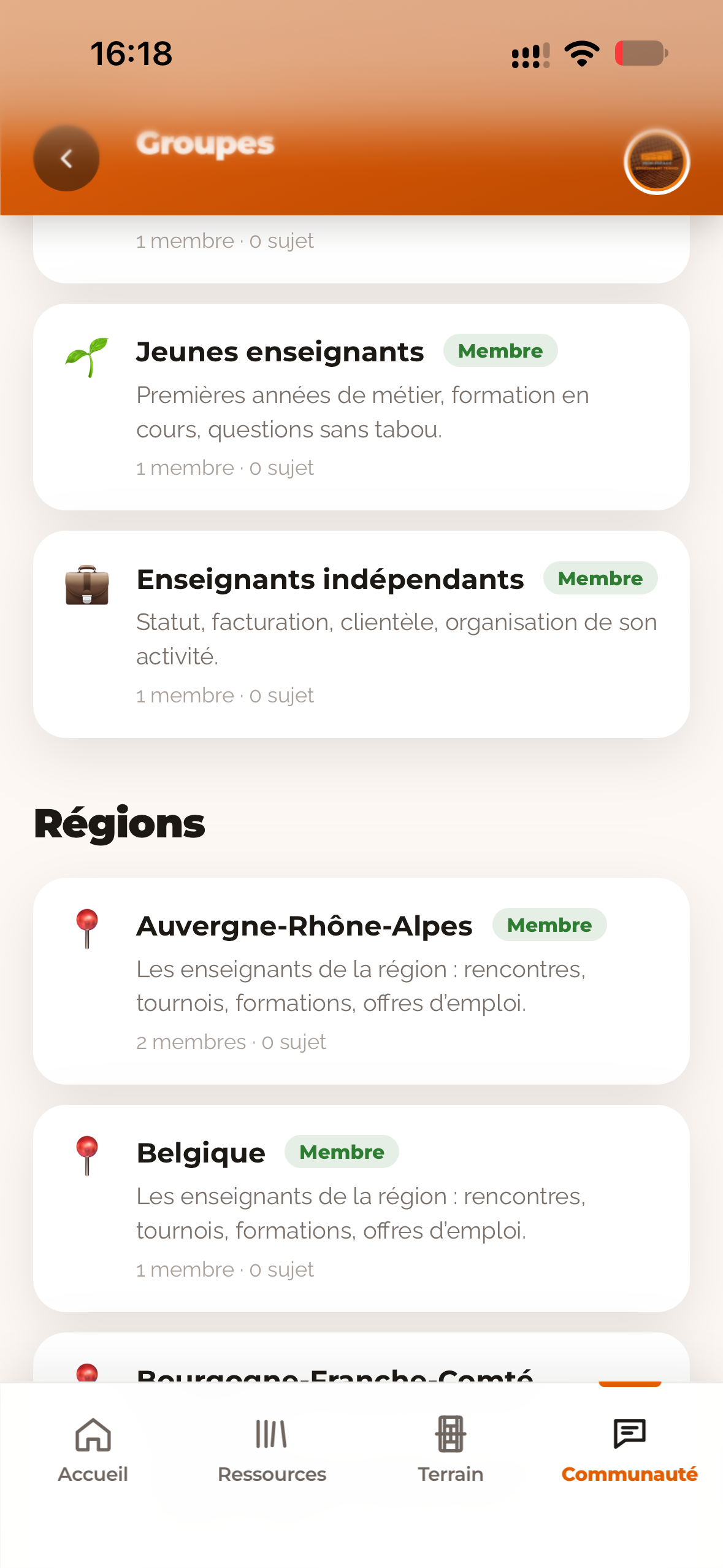 Plus de 5 000 enseignants qui échangent au quotidien — sur téléphone